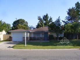 1124 Hampton Rd in Sacramento, CA - Building Photo