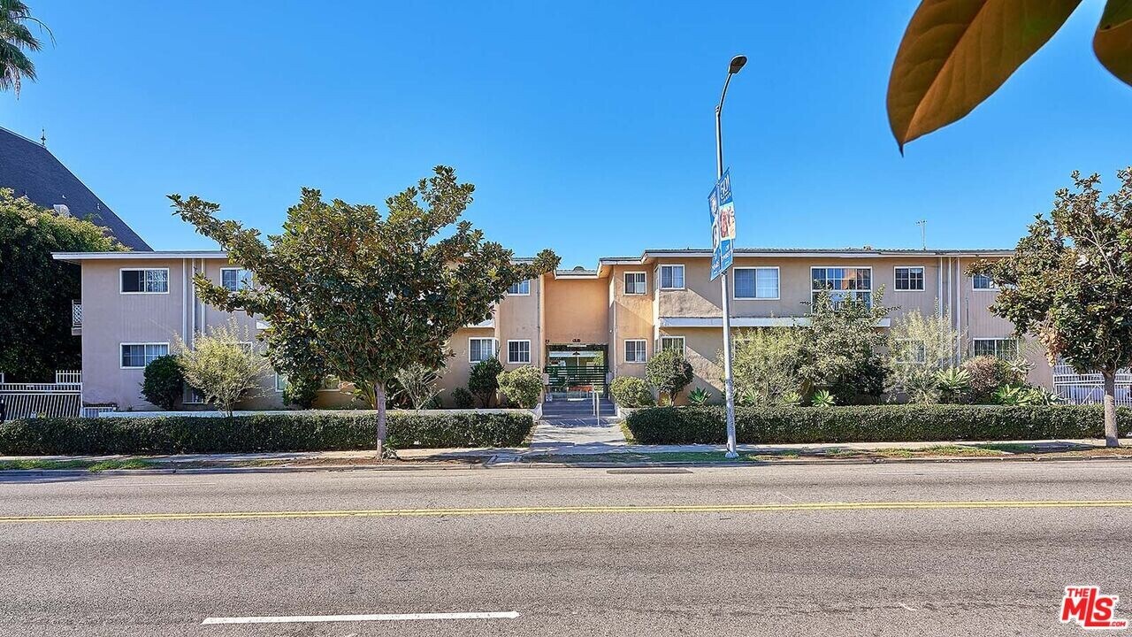 443 S Wilton Pl in Los Angeles, CA - Building Photo