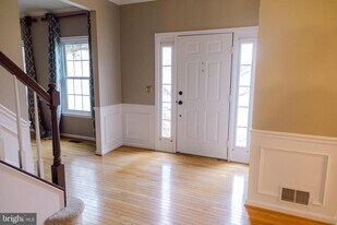 15292 Surrey House Way in Centreville, VA - Building Photo