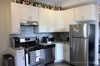 873 W Lill Ave, Unit M in Chicago, IL - Foto de edificio - Building Photo