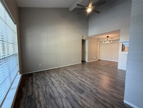 1880 White Oak Dr in Houston, TX - Building Photo - Building Photo