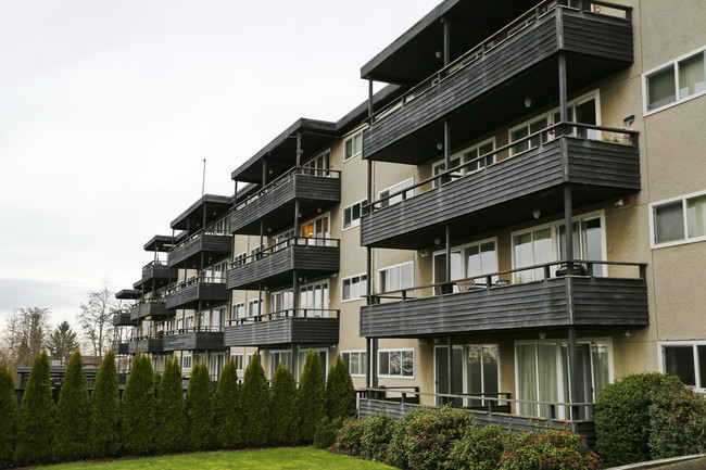 The Mauna Kea Apartments (Age-Restricted/55+) in Tukwila, WA - Foto de edificio - Building Photo