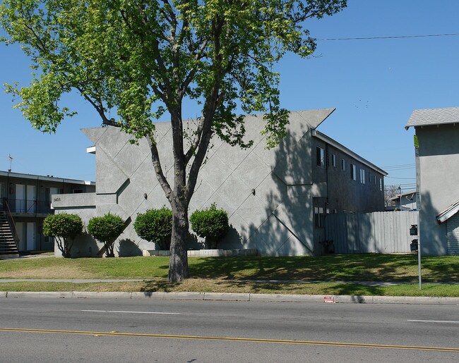 1438 S Raitt St in Santa Ana, CA - Foto de edificio - Building Photo