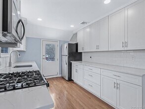 69 Sheridan Ave, Unit 2nd Floor in Williston Park, NY - Building Photo - Building Photo