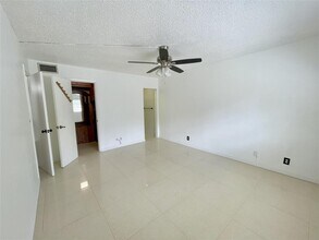 5090 SW 64th Ave, Unit 204 in Davie, FL - Foto de edificio - Building Photo