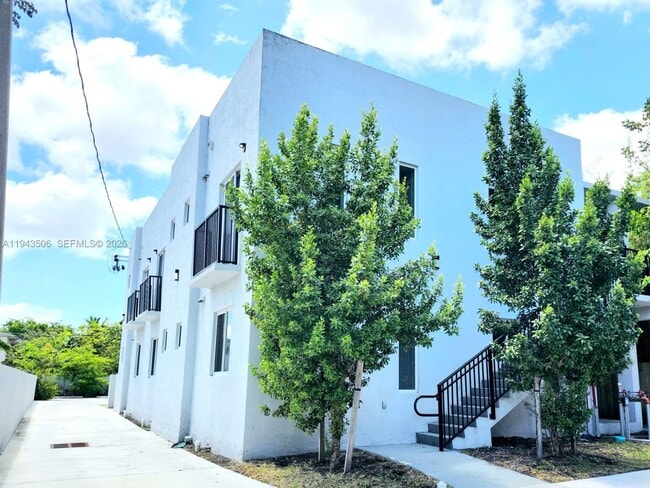580 NW 34th St in Miami, FL - Building Photo - Building Photo