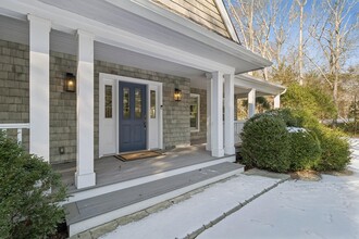 12 Bay Colony Ct in East Hampton, NY - Building Photo - Building Photo