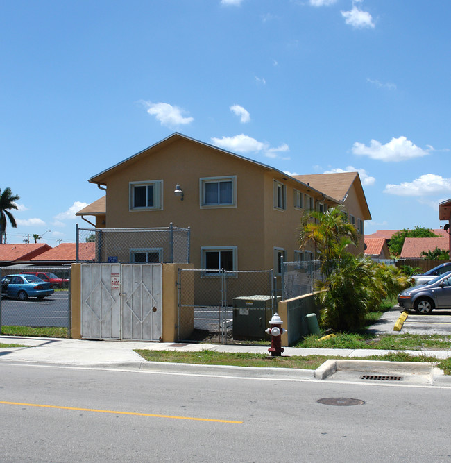 6100 W 22nd Ct in Hialeah, FL - Foto de edificio - Building Photo