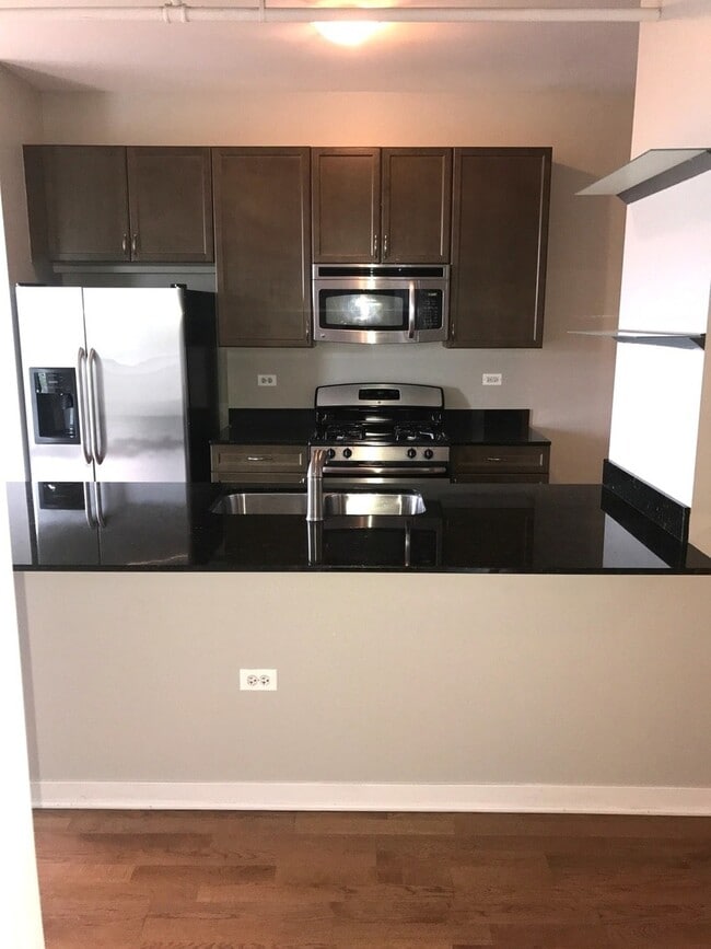 511 W Division St in Chicago, IL - Foto de edificio - Building Photo