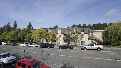 1455 N Camino Alto in Vallejo, CA - Foto de edificio - Building Photo