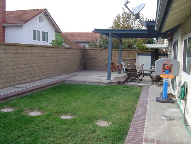 25 Mecklenberg in Irvine, CA - Foto de edificio - Building Photo