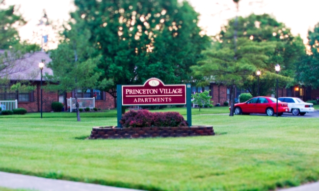 Princeton Village in West Milton, OH - Foto de edificio