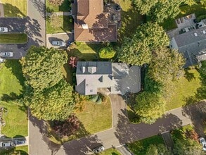 2 Dale Carnegie Ct in Lake Success, NY - Building Photo - Building Photo