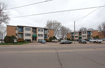 Langdon Lake Apartments in Mound, MN - Foto de edificio - Building Photo