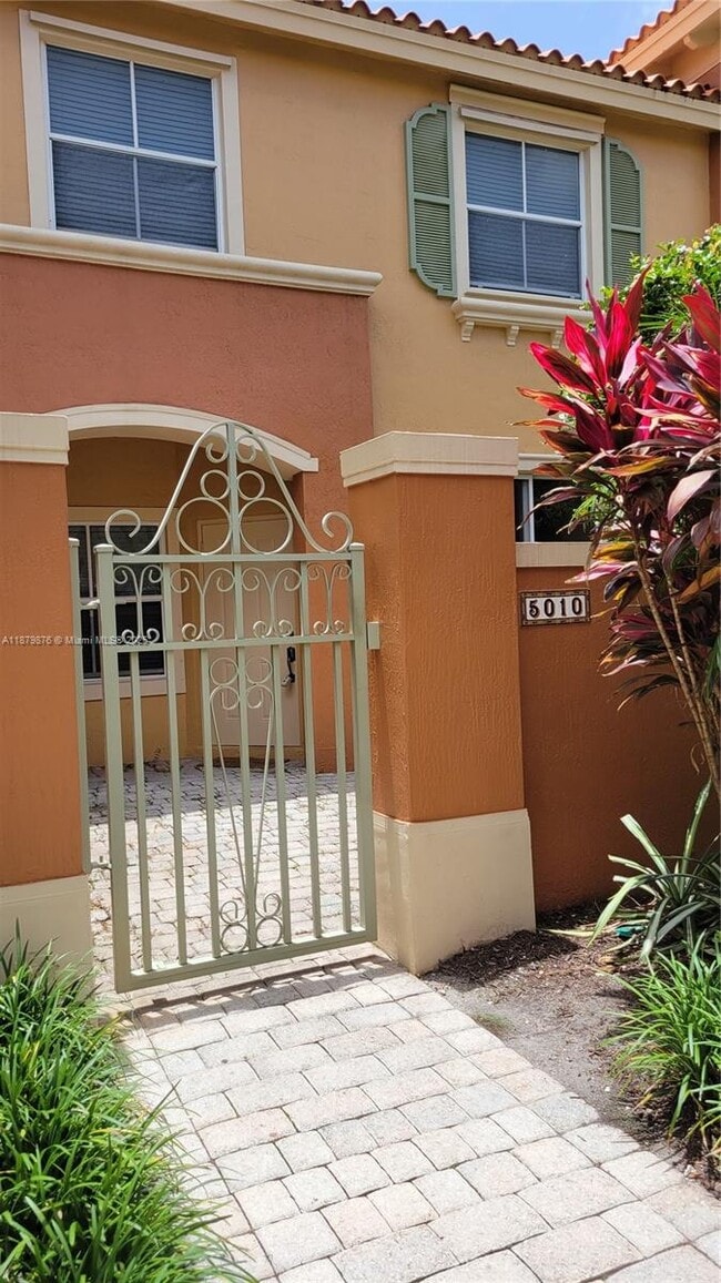 property at 5010 S Harbor Isles Dr