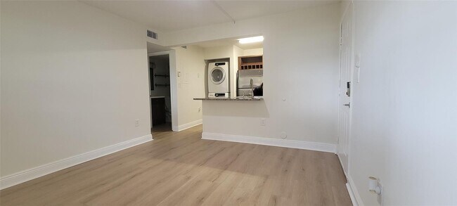 350 Palm Cir W, Unit 104 in Pembroke Pines, FL - Foto de edificio - Building Photo