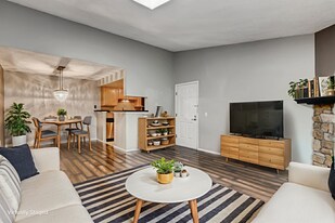 8225 Fairmount Dr in Denver, CO - Building Photo