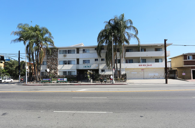 Villa Lorraine Apartments in Panorama City, CA - Foto de edificio - Building Photo