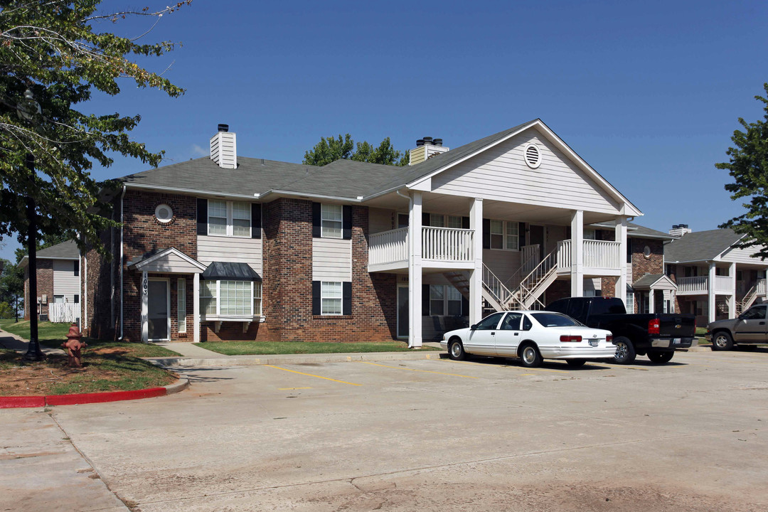 Peach Tree Village in Mustang, OK - Building Photo