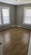 64 Maplewood Ave, Unit Navanne in Torrington, CT - Foto de edificio - Building Photo