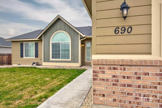 690 SW Miner St in Mountain Home, ID - Building Photo - Building Photo