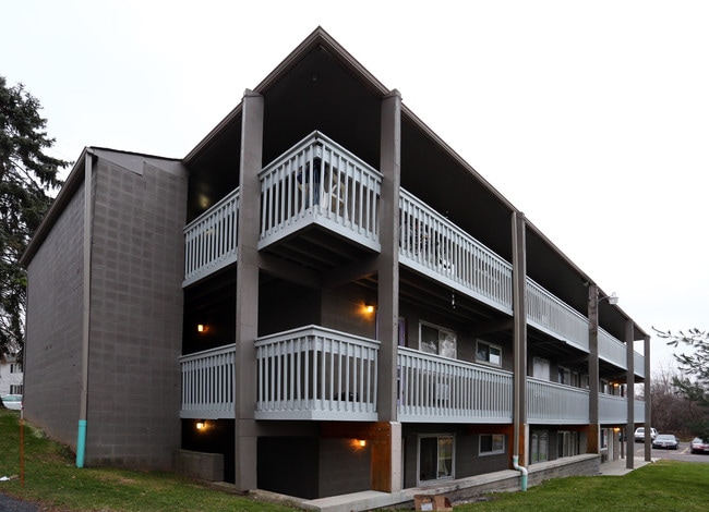 Hazen Apartments in Ravenna, OH - Building Photo - Building Photo