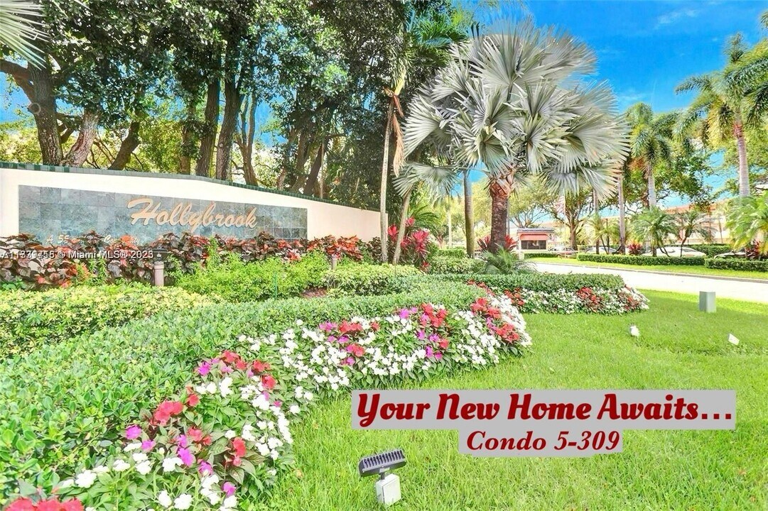 9500 N Hollybrook Lake Dr in Pembroke Pines, FL - Building Photo