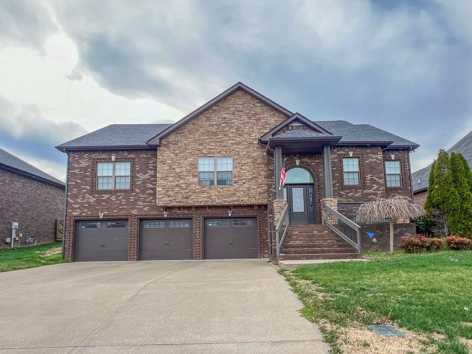 164 Covey Rise Circle in Clarksville, TN - Building Photo