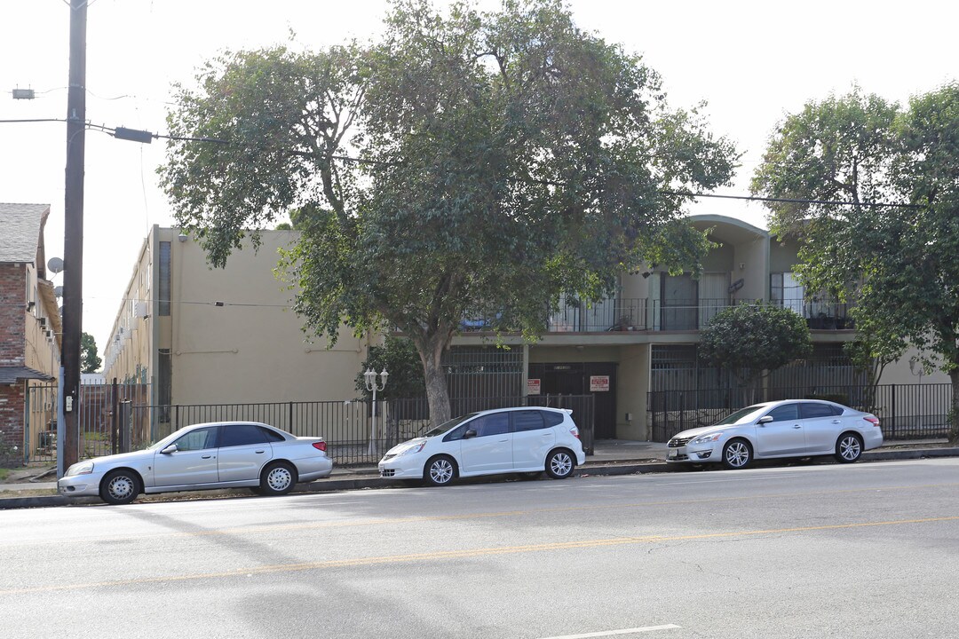 Roscoe Apartments in Winnetka, CA - Building Photo