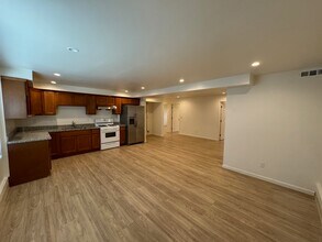 1551 Santa Clara Ave, Unit 4 in Alameda, CA - Foto de edificio - Building Photo