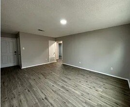 7102 Townsborough Dr in Austin, TX - Building Photo - Building Photo