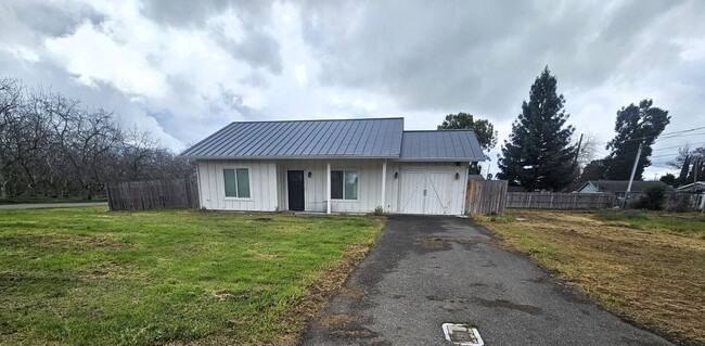 506 Luning Ave in Gerber, CA - Foto de edificio - Building Photo