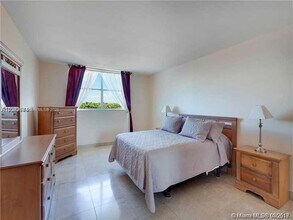 210 Seaview Dr in Key Biscayne, FL - Foto de edificio - Building Photo