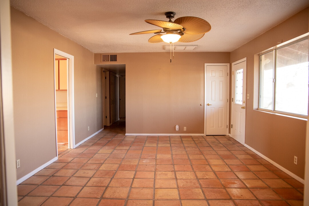 1932 Arlington St in Kingman, AZ - Building Photo