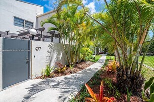 4702 SW 67th Ave in Miami, FL - Building Photo