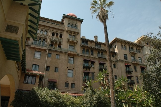 Historic Castle Green Hotel & Apartments in Pasadena, CA - Foto de edificio - Building Photo