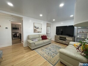 11 Raymond Pl in Hawthorne, NJ - Foto de edificio - Building Photo