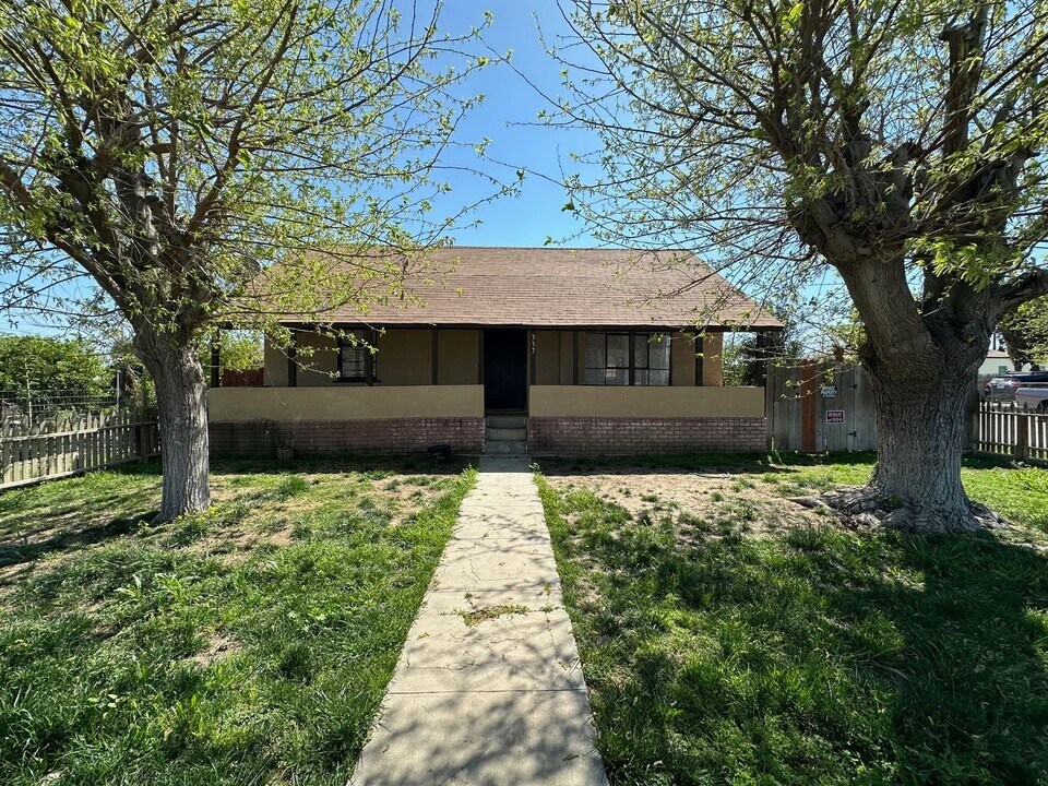 337 Harding Ave. in Bakersfield, CA - Building Photo
