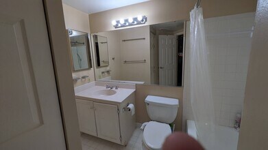 4808 Moorland Ln, Unit Apt. 204 in Bethesda, MD - Building Photo - Building Photo
