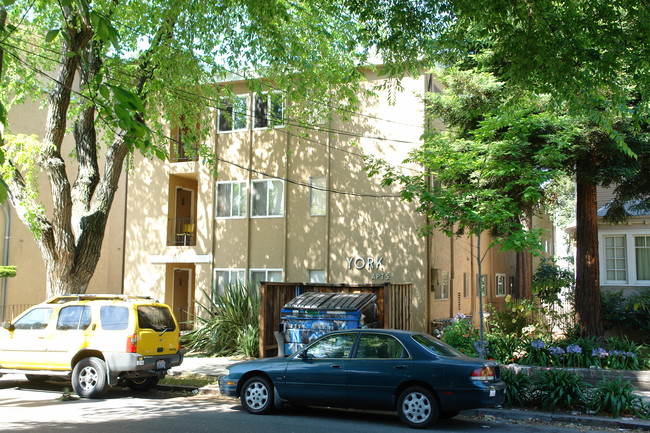 York Apartments in Berkeley, CA - Building Photo - Building Photo