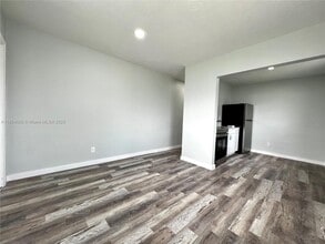 725 NW 7th Ave in Hallandale Beach, FL - Foto de edificio - Building Photo