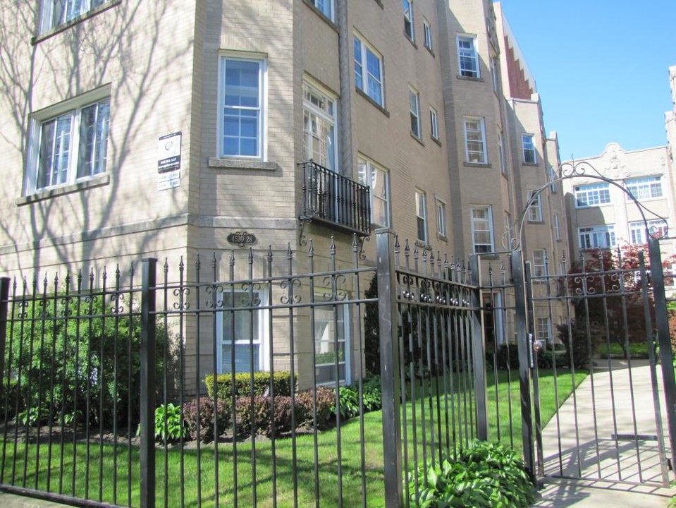 Ravenswood Apartments in Chicago, IL - Building Photo