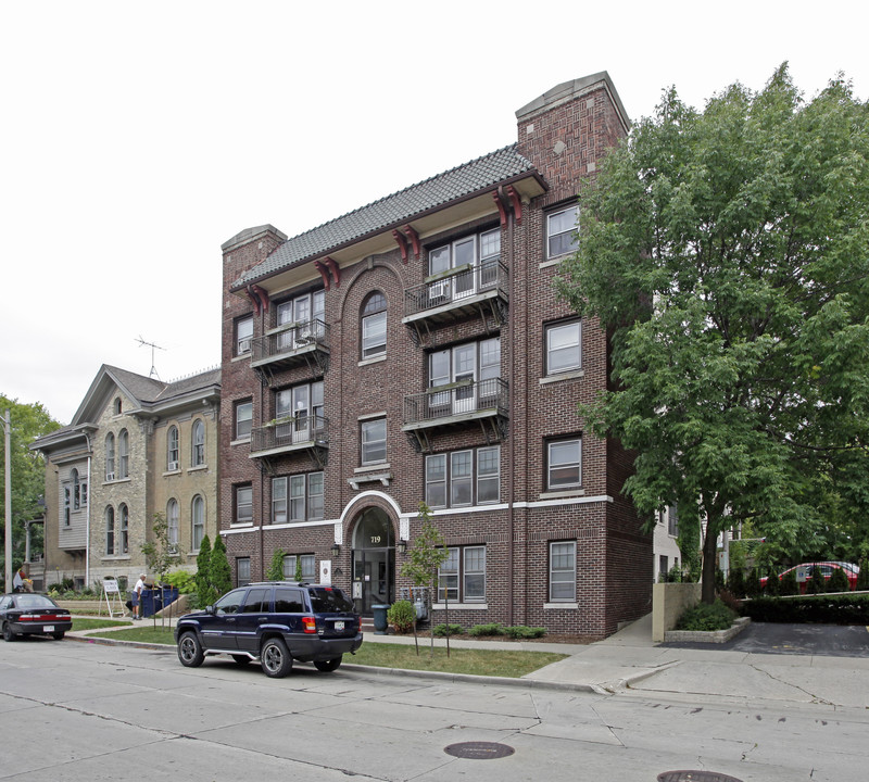 719 E Knapp St in Milwaukee, WI - Foto de edificio