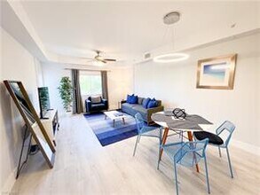 1100 Pine Ridge Rd-Unit -B302 in Naples, FL - Foto de edificio - Building Photo