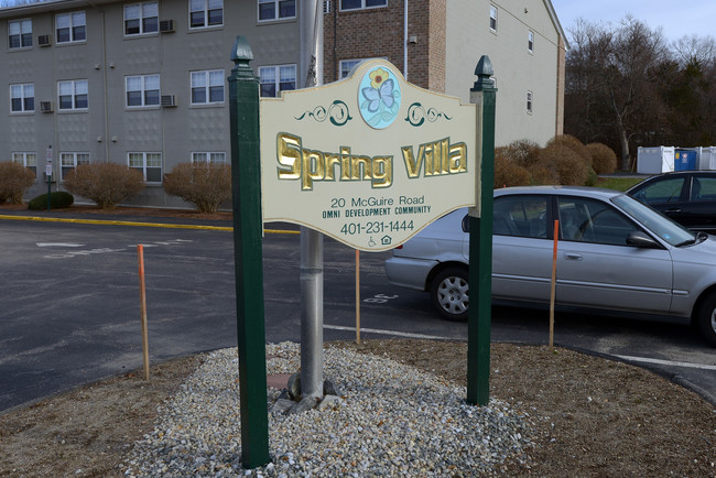 Spring Villa in Providence, RI - Foto de edificio - Building Photo