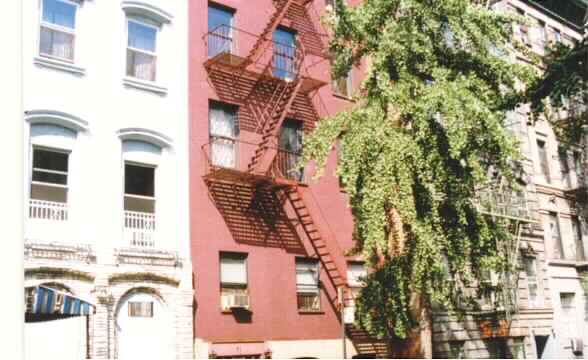 51 E 7th St in New York, NY - Building Photo - Building Photo