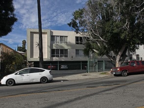 1635 N Hobart Blvd in Los Angeles, CA - Foto de edificio - Building Photo