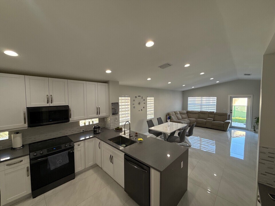 5527 NW 125th Ter in Coral Springs, FL - Building Photo