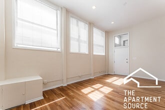 2120 W Grand Ave, Unit D in Chicago, IL - Building Photo - Building Photo