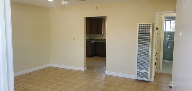 11749 4th Ave, Unit 4 in Lynwood, CA - Foto de edificio - Building Photo